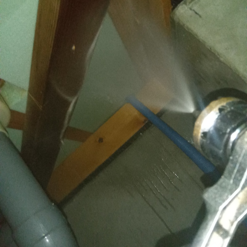 床下の木材にシロアリ駆除剤を散布