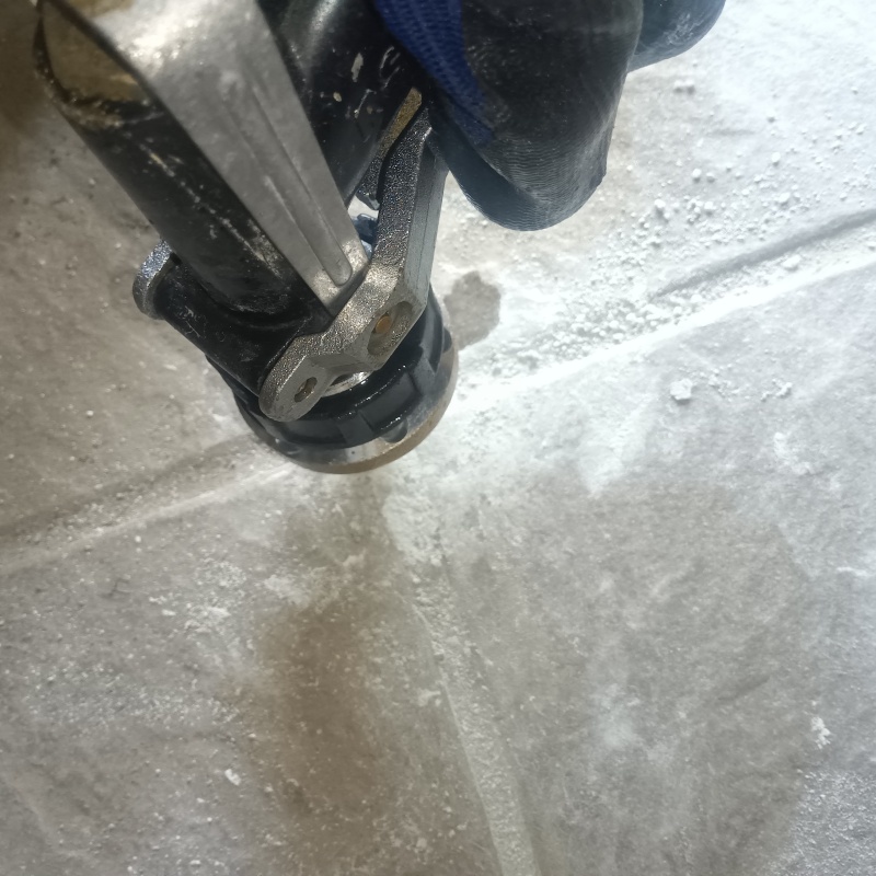 床にシロアリ駆除剤を注入