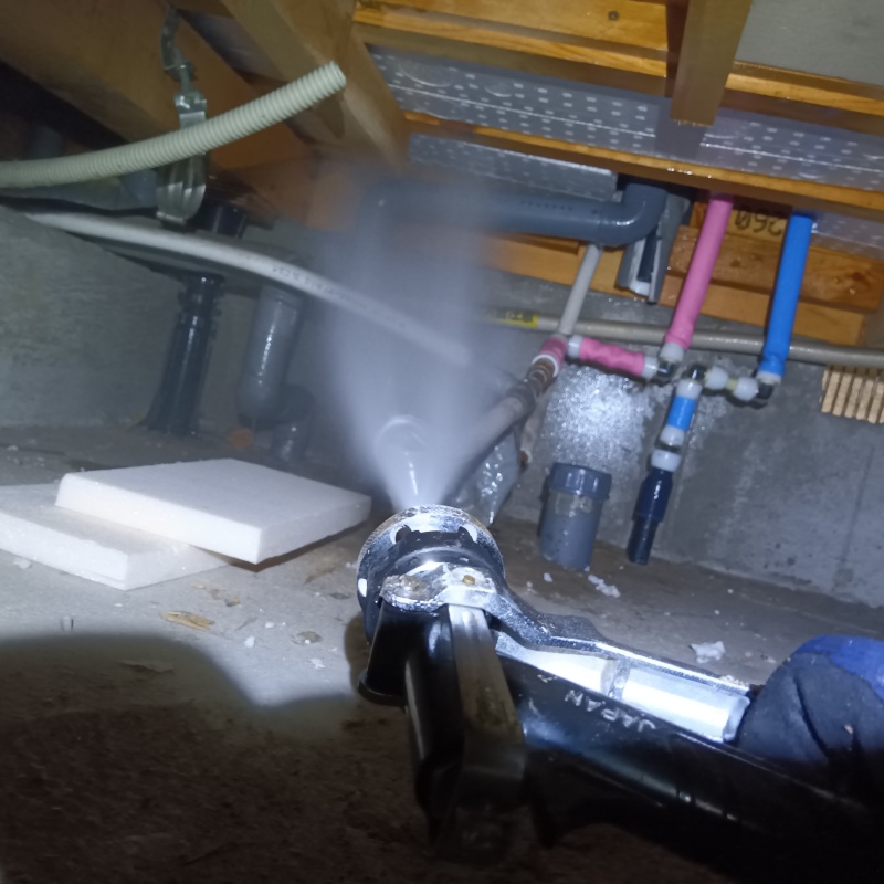 床下の木材に防蟻剤を散布