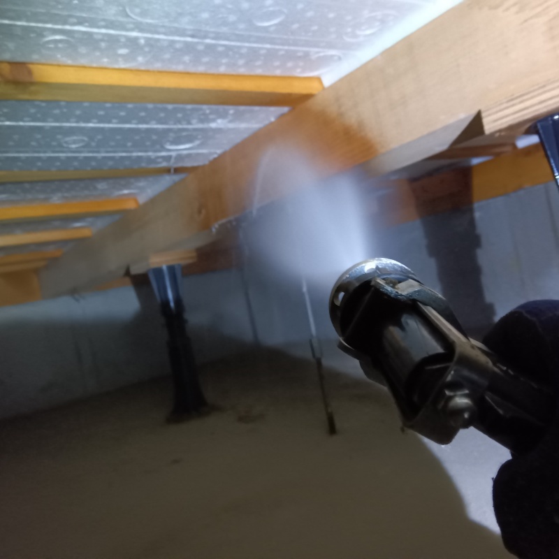 床下の木材に防蟻剤を散布