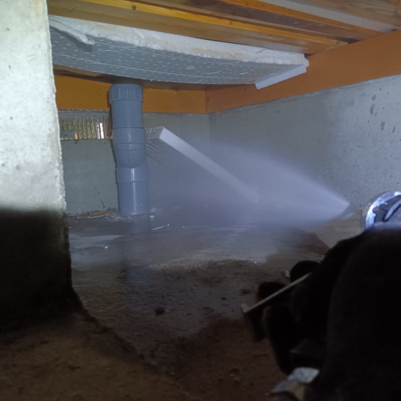 床下の地面に防蟻剤を散布