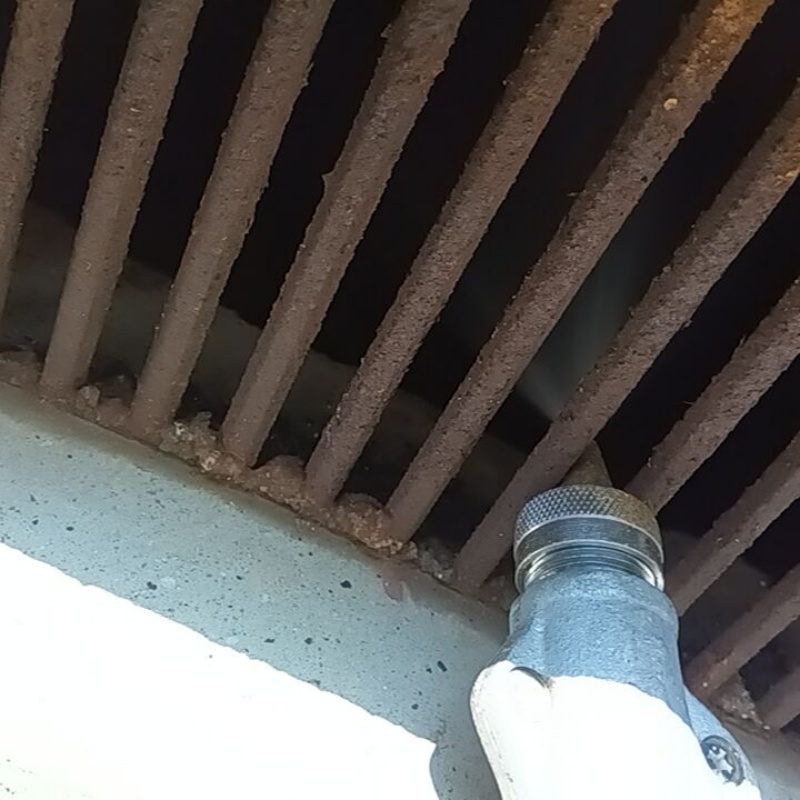 床下換気口からシロアリ駆除剤を散布