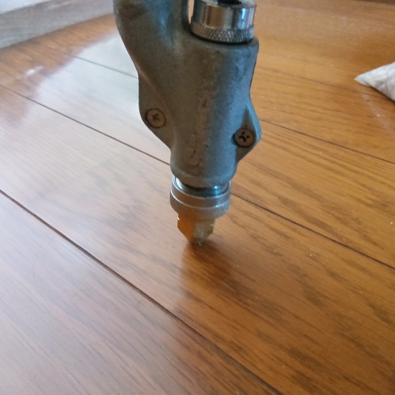 床にシロアリ駆除剤を注入