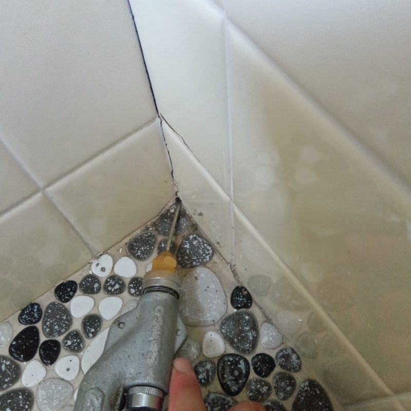 壁のつなぎ目にシロアリ駆除剤を注入
