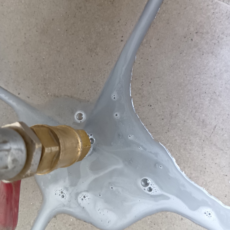 床にシロアリ駆除剤を注入