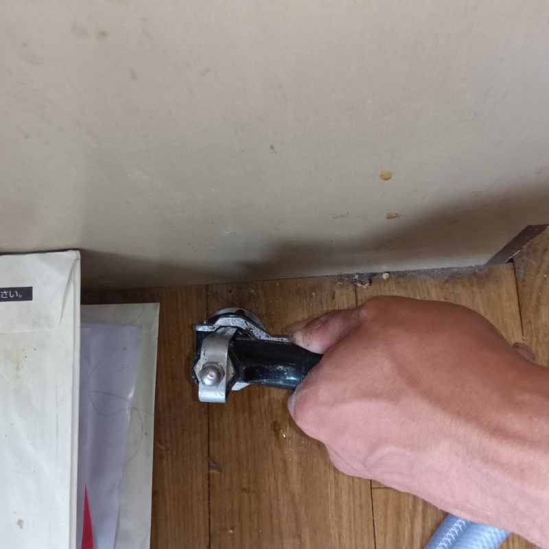 壁にシロアリ駆除剤を注入