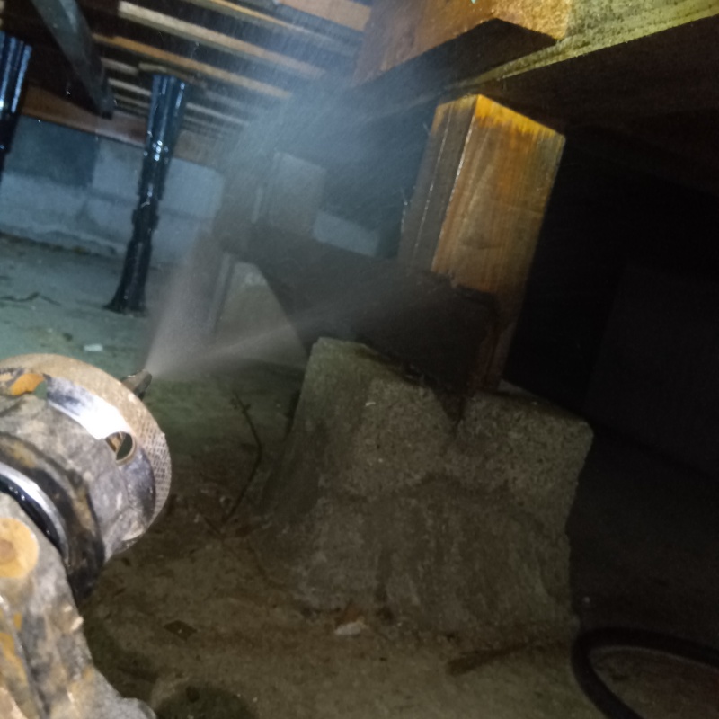 床下の木材に防蟻剤を散布