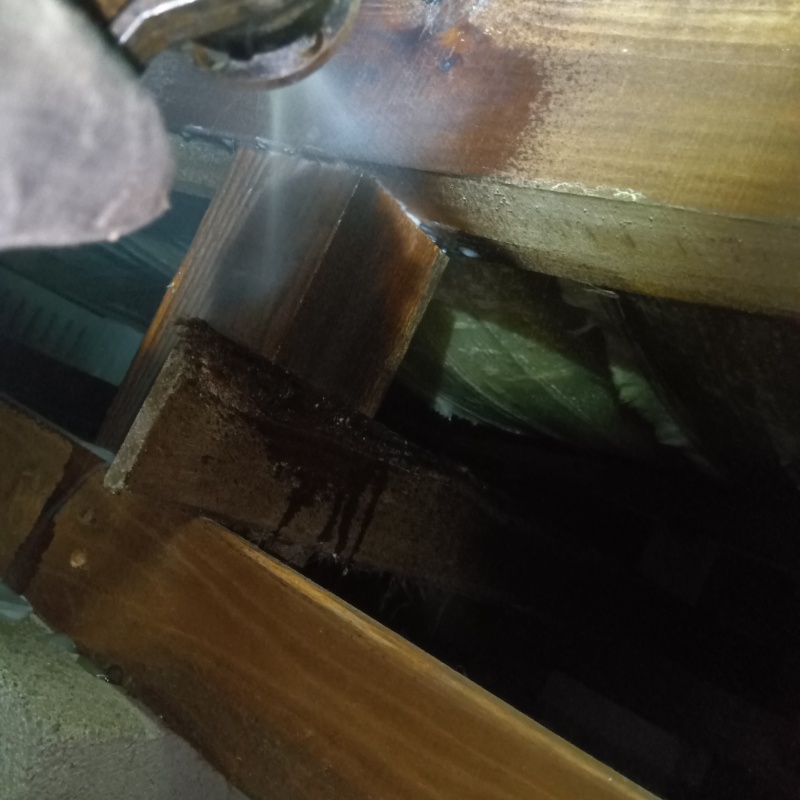 床下の木材に防蟻剤を散布