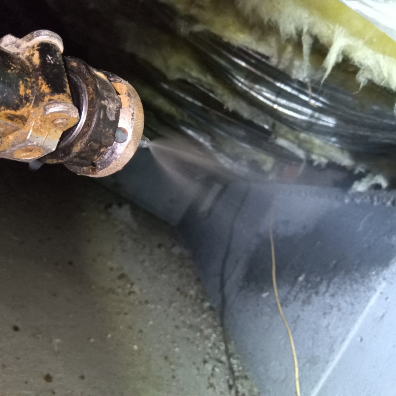 床下の地面に防蟻剤を散布