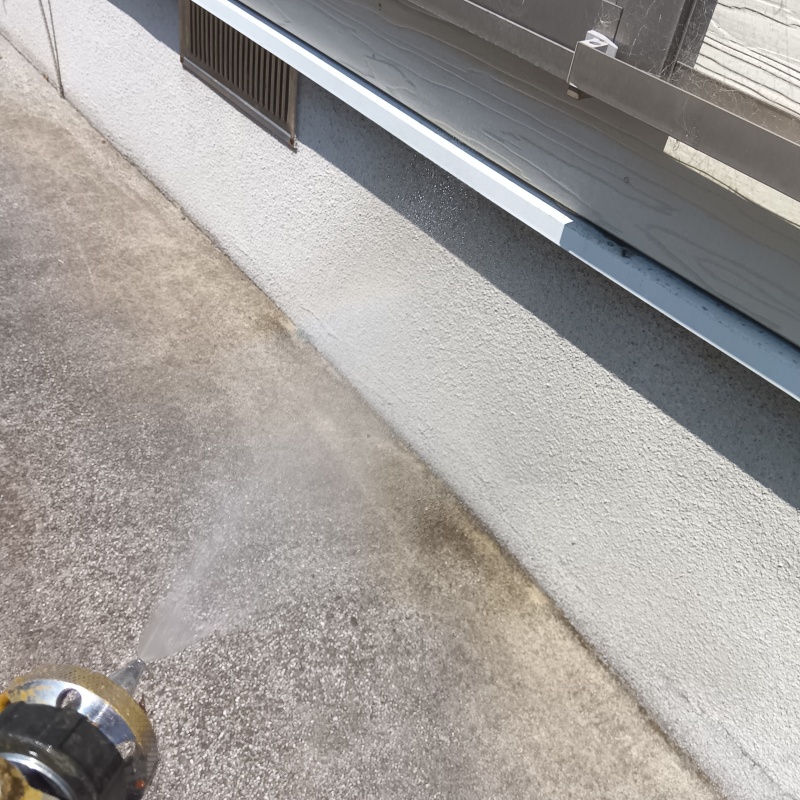 建物の外周に防蟻剤を散布