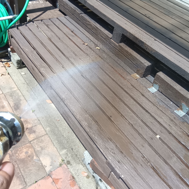 ウッドデッキに防蟻剤を散布