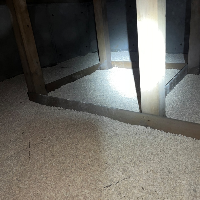 床下に調湿材を敷き詰めた様子