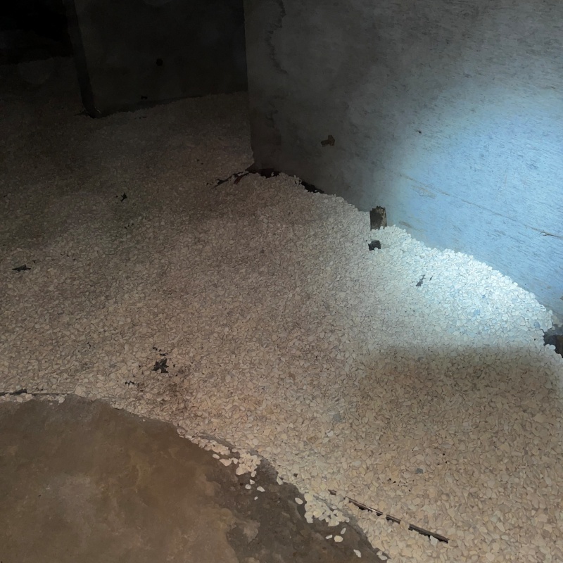 床下に調湿材を敷き詰めた様子