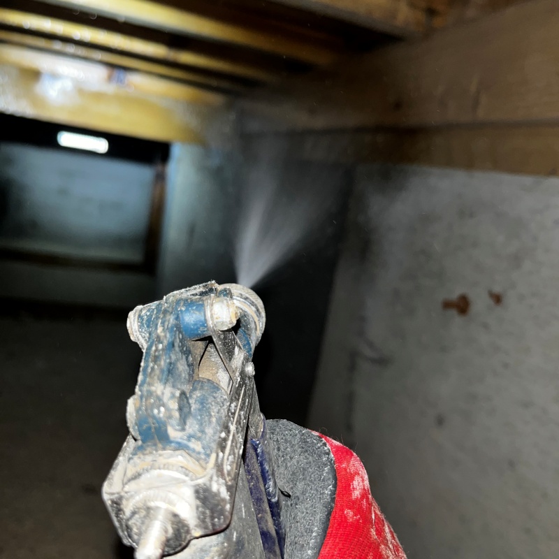 床下の木材にシロアリ駆除剤を散布