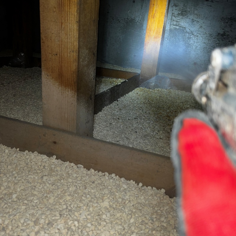 床下の地面にシロアリ駆除剤を散布