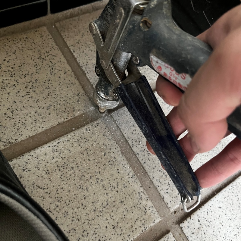 床にシロアリ駆除剤を注入