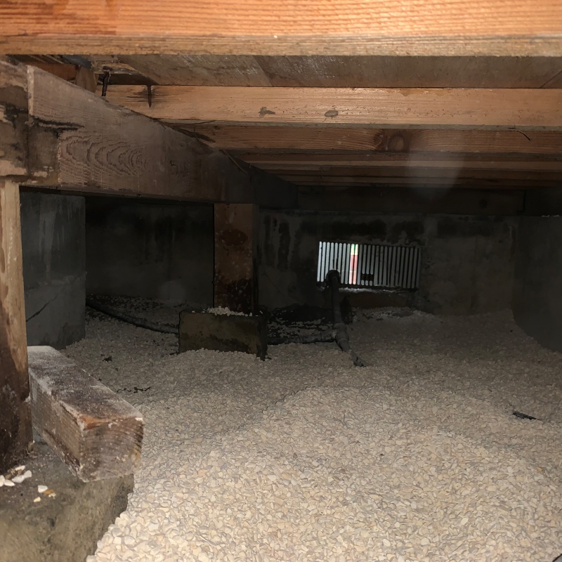 床下に調湿材を敷き詰めた様子