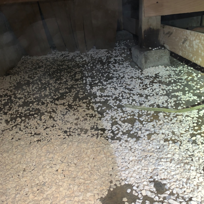 床下に調湿材を敷き詰めた様子