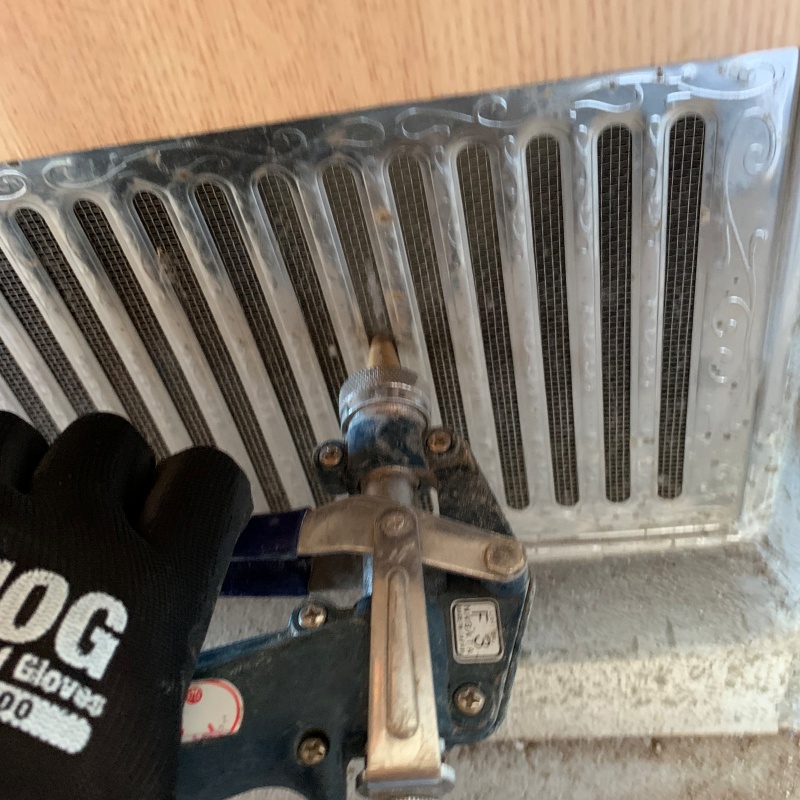 床下換気口からシロアリ駆除剤を散布