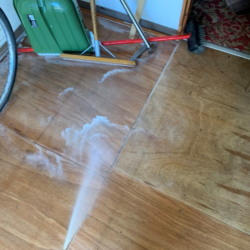 室内の床板にシロアリ駆除剤を散布