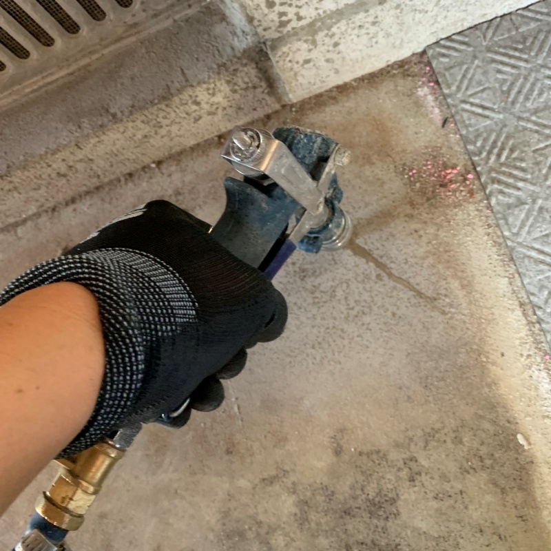 床にシロアリ駆除剤を注入