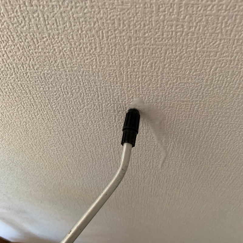 壁にシロアリ駆除剤を注入