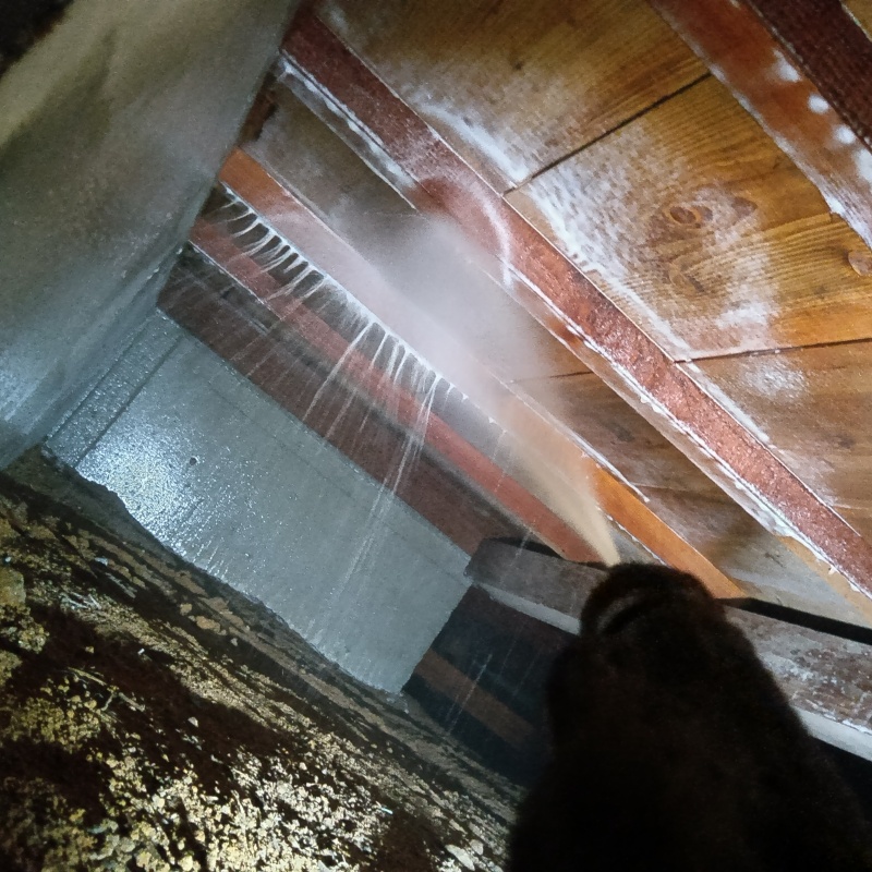 床下の木材にシロアリ駆除剤を散布