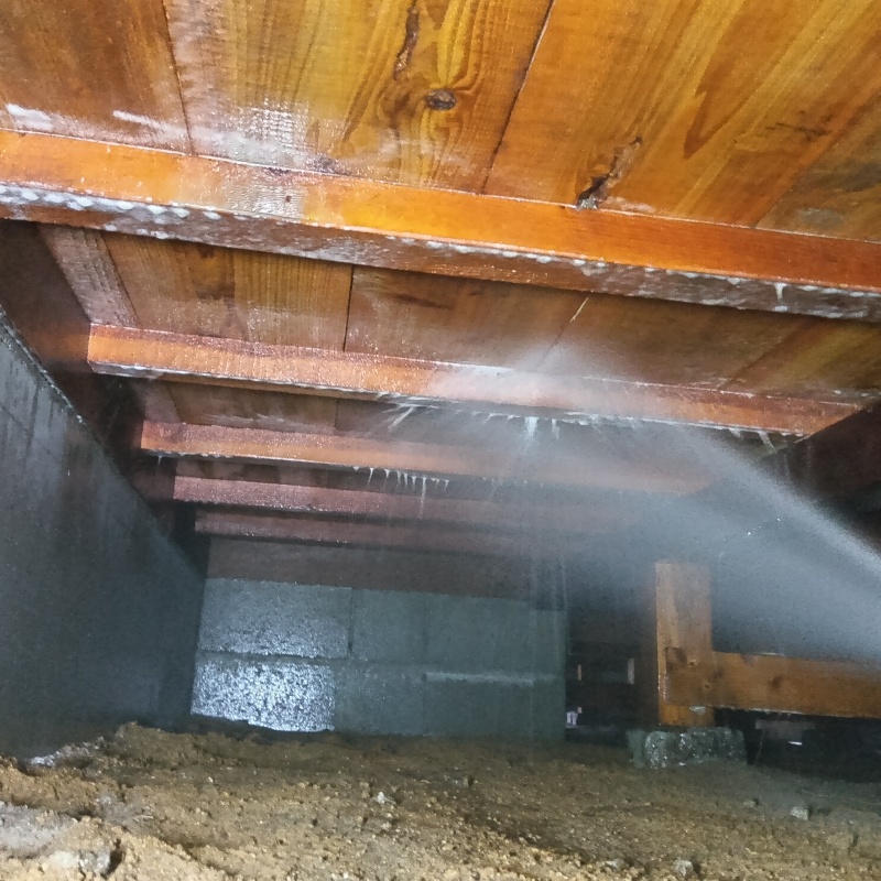 床下の木材にシロアリ駆除剤を散布