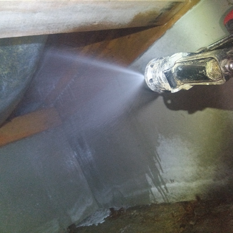 床下の木材にシロアリ駆除剤を散布