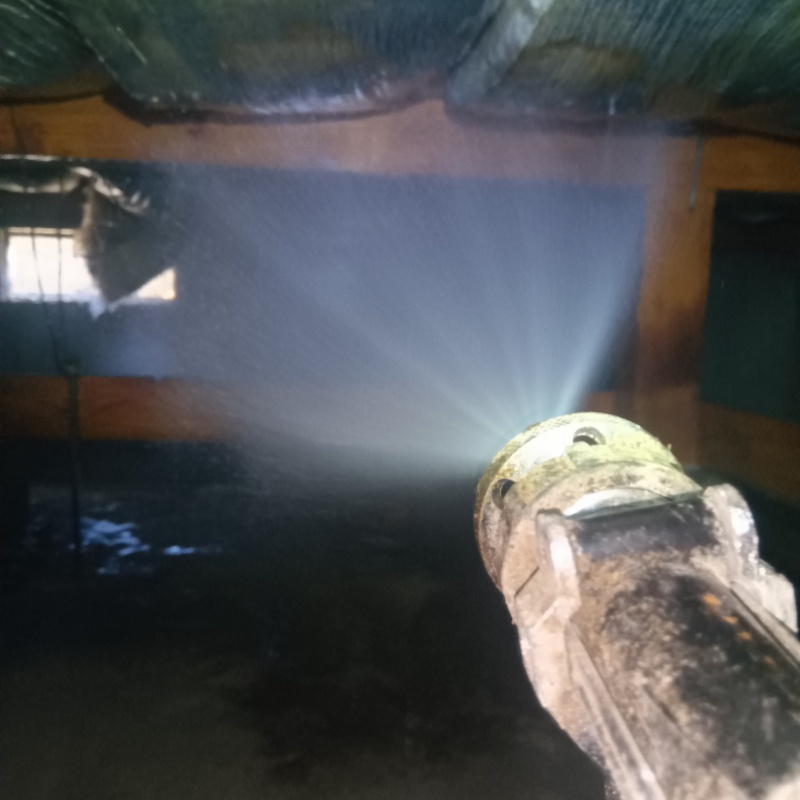 床下の木材にシロアリ駆除剤を散布