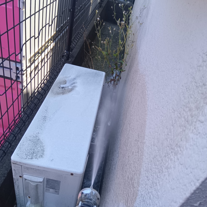 屋外の地面にシロアリ駆除剤を散布