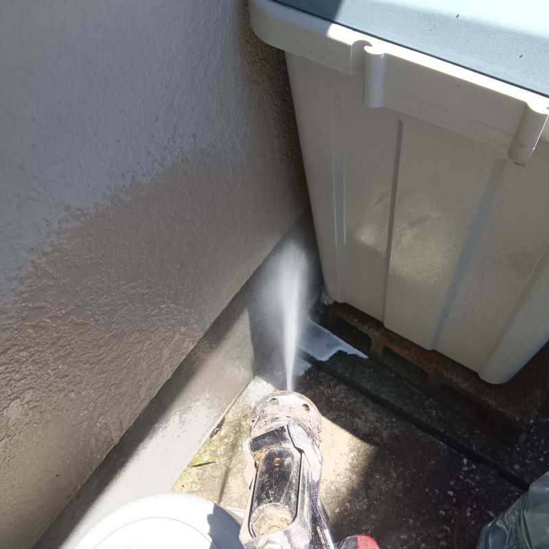 屋外の地面にシロアリ駆除剤を散布