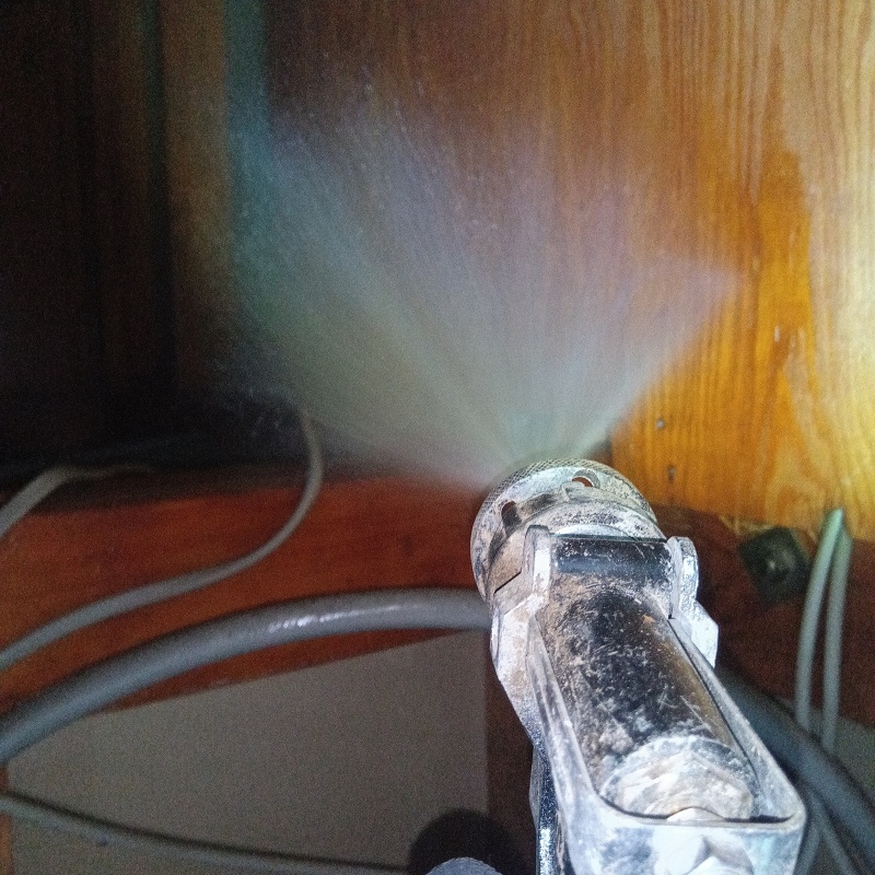 屋根裏にシロアリ駆除剤を散布