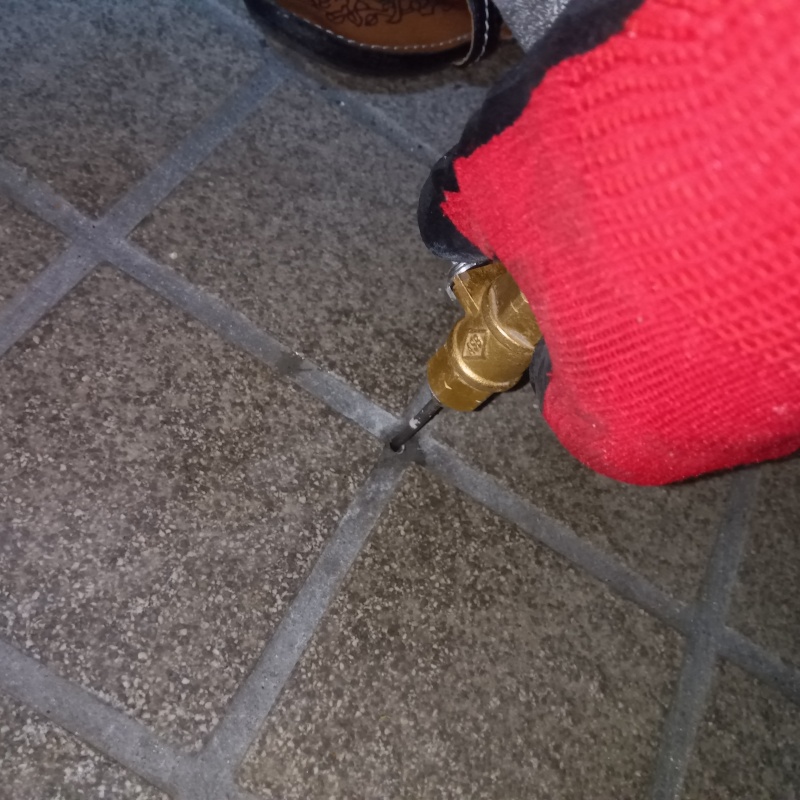 床にシロアリ駆除剤を注入