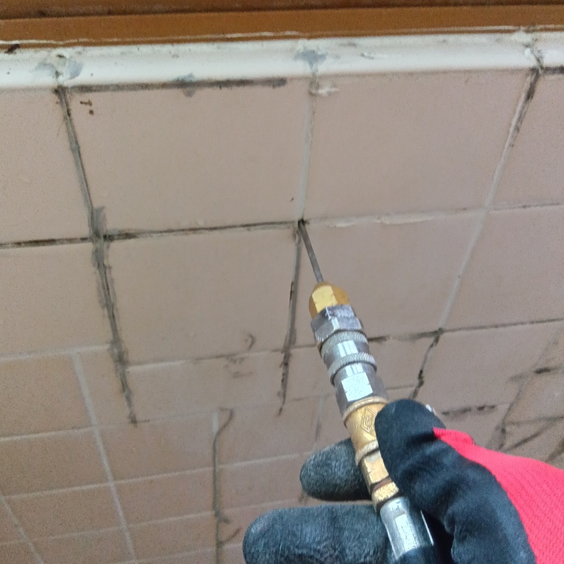 壁にシロアリ駆除剤を注入