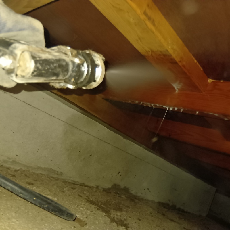 床下の木材にシロアリ駆除剤を散布