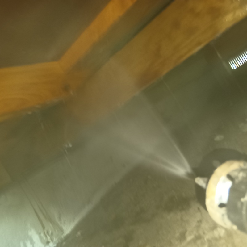 床下の木材にシロアリ駆除剤を散布