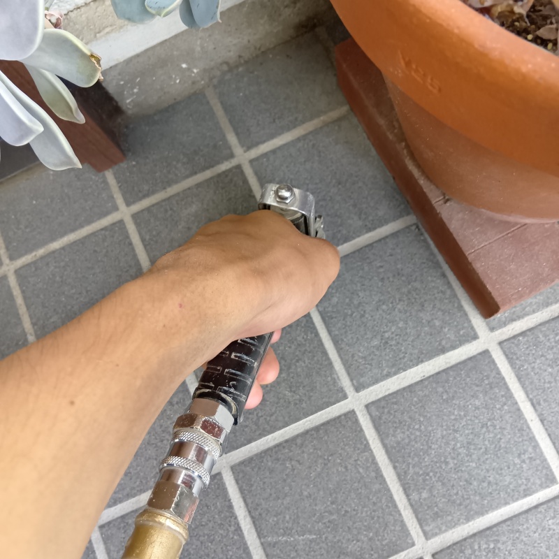 床にシロアリ駆除剤を注入