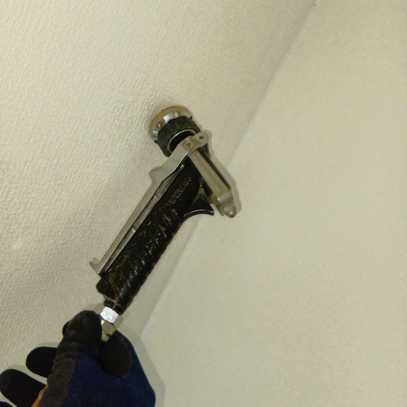 壁にシロアリ駆除剤を注入