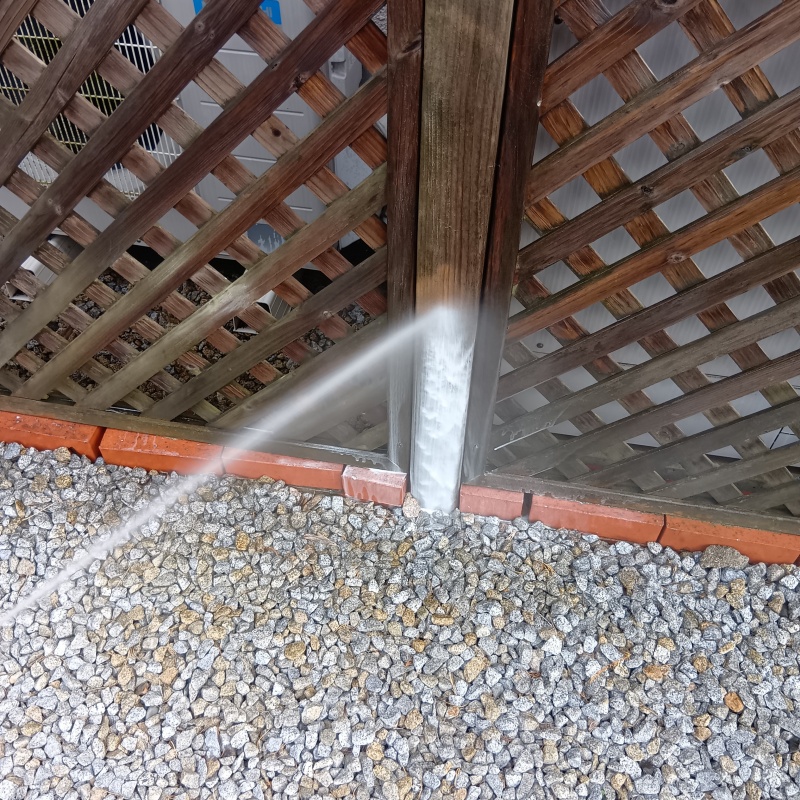 木製フェンスにシロアリ駆除剤を散布