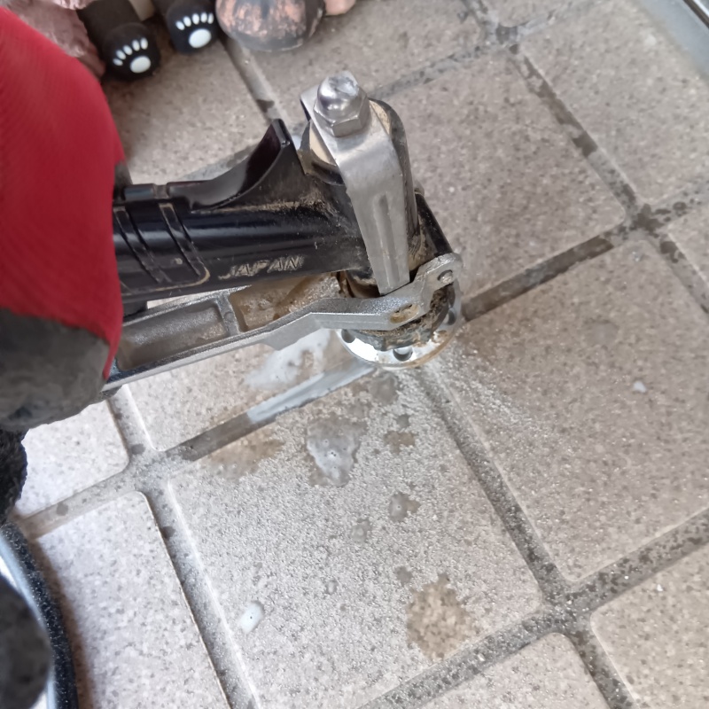 床にシロアリ駆除剤を注入