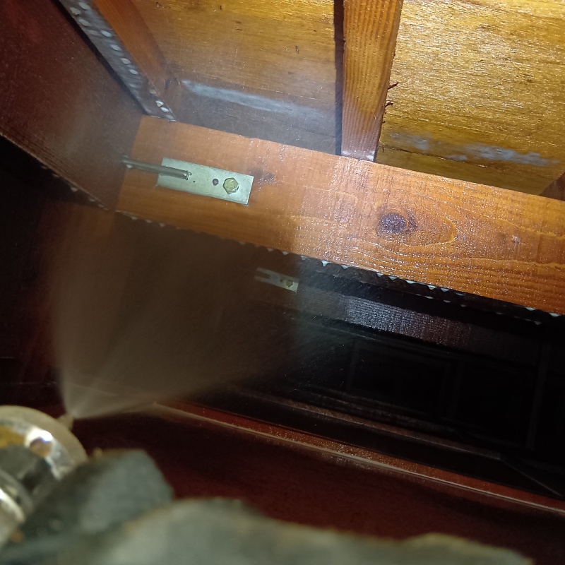 床下の木材にシロアリ駆除剤を散布