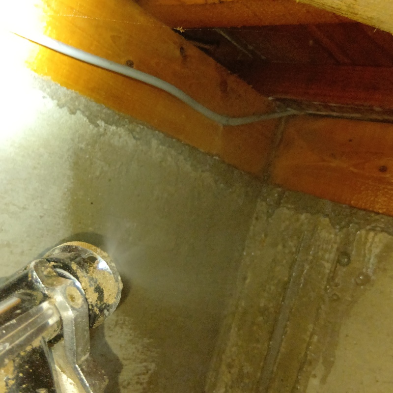 床下の木材にシロアリ駆除剤を散布