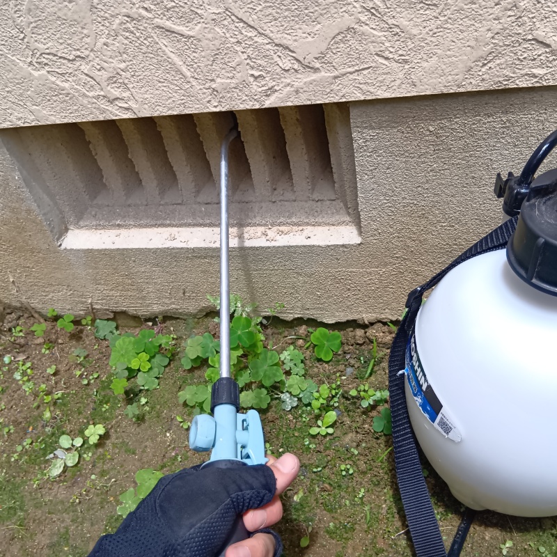 床下換気口からシロアリ駆除剤を散布