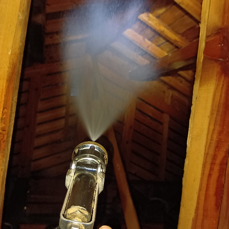 屋根裏にシロアリ駆除剤を散布