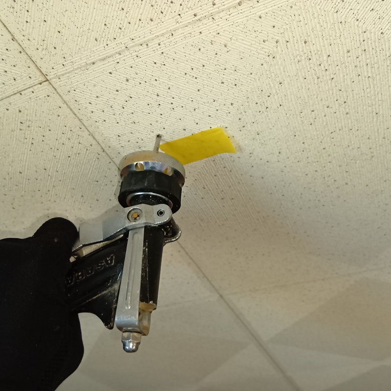 天井にシロアリ駆除剤を注入