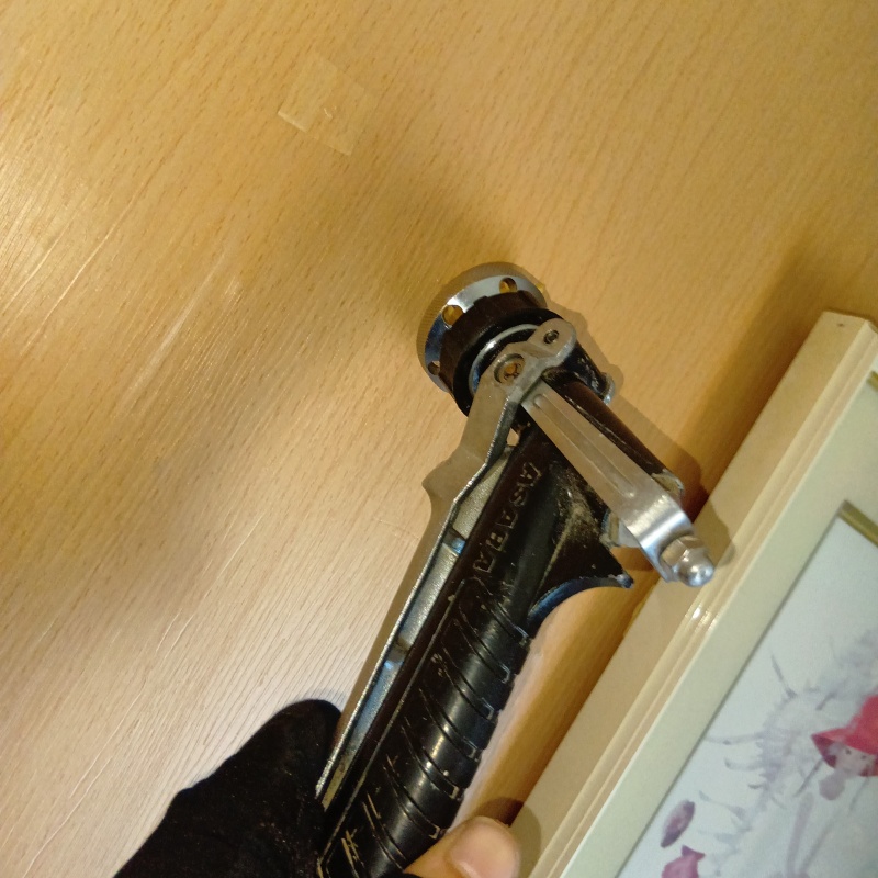 壁にシロアリ駆除剤を注入