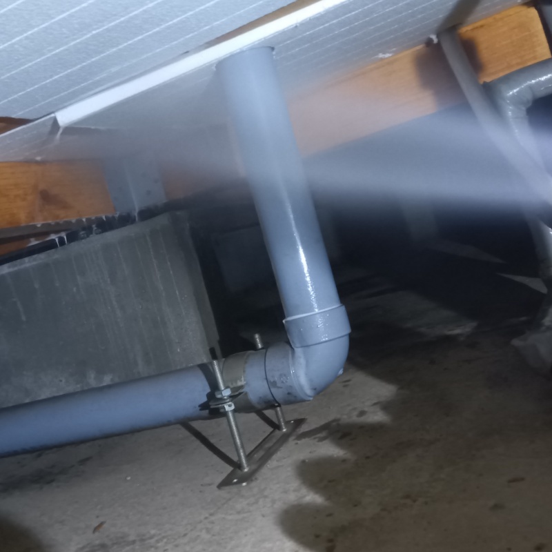 床下の木材に防蟻剤を散布