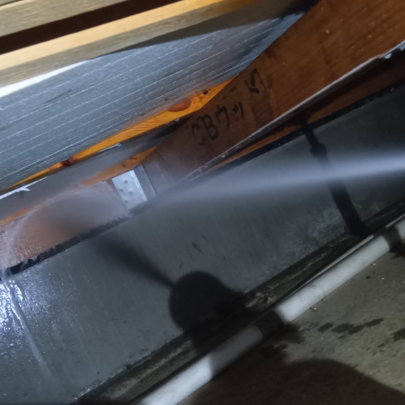 床下の木材に防蟻剤を散布