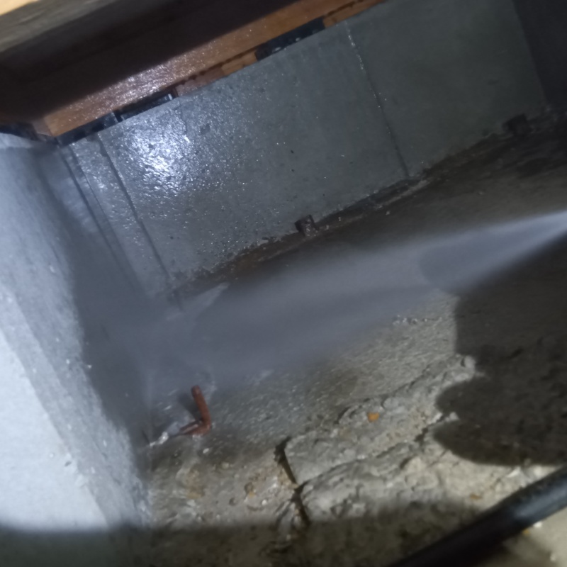 床下の地面に防蟻剤を散布